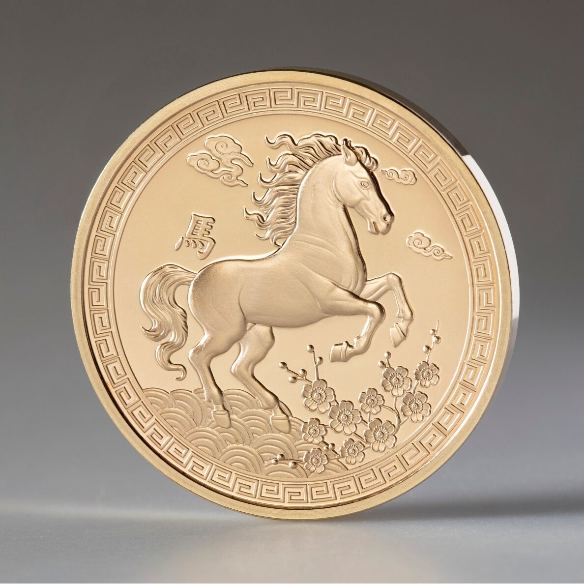 2026-ųjų metų šeimininkui Ugniniam arkliui skirtas paauksuotas medalis