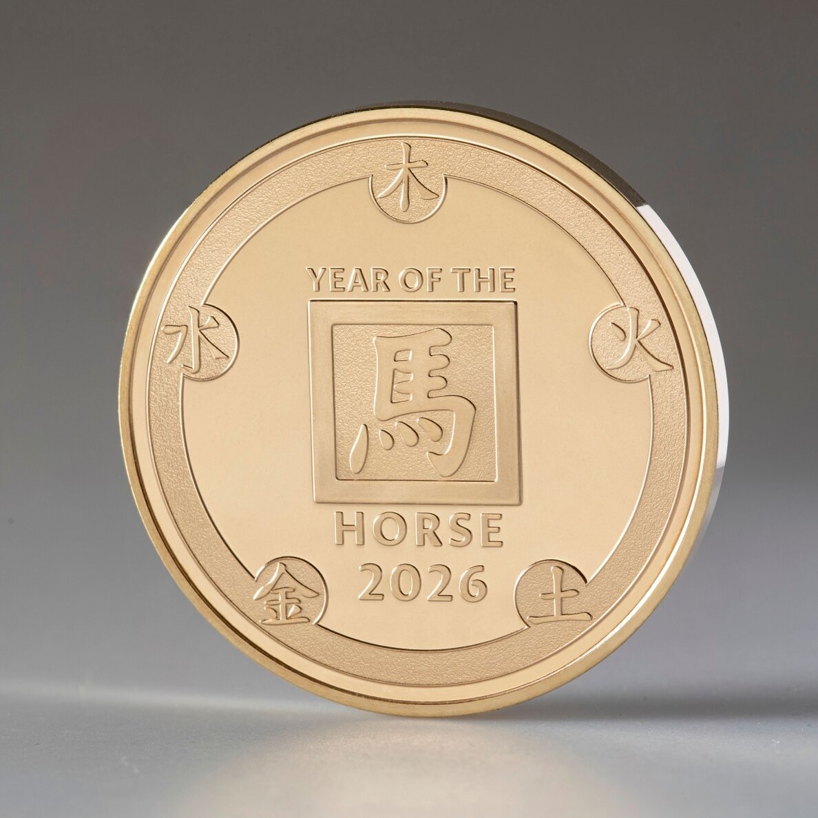 2026-ųjų metų šeimininkui Ugniniam arkliui skirtas paauksuotas medalis 1