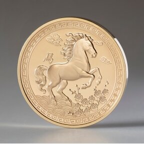 2026-ųjų metų šeimininkui Ugniniam arkliui skirtas paauksuotas medalis