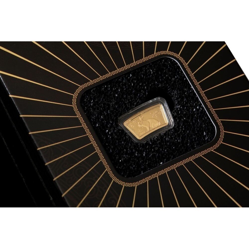 Kiškio metams skirta auksinė vėduoklės formos moneta 4