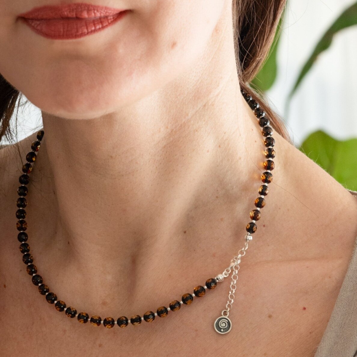 Natūralaus facetuoto (briaunuoto) Baltijos gintaro kolje