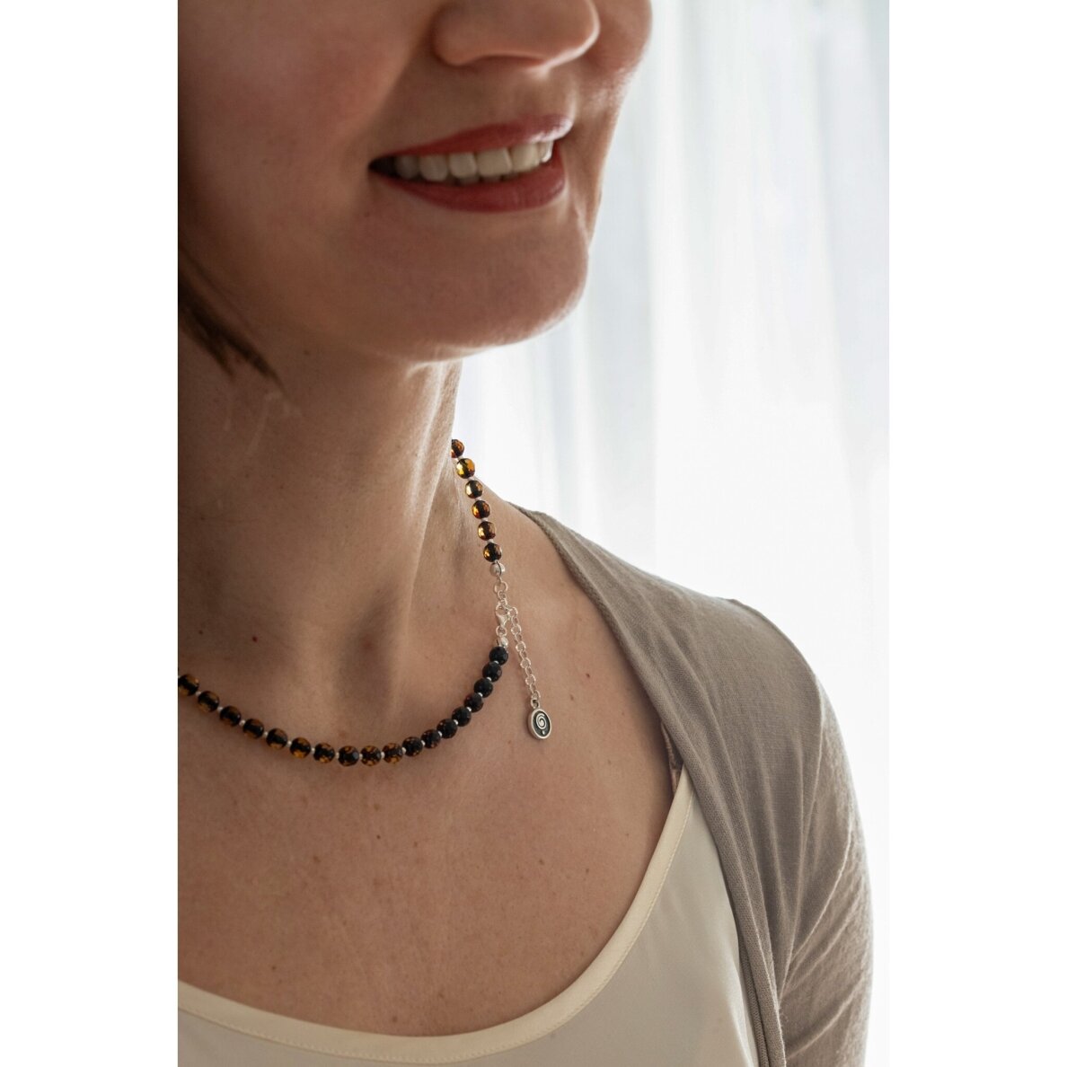 Natūralaus facetuoto (briaunuoto) Baltijos gintaro kolje 5