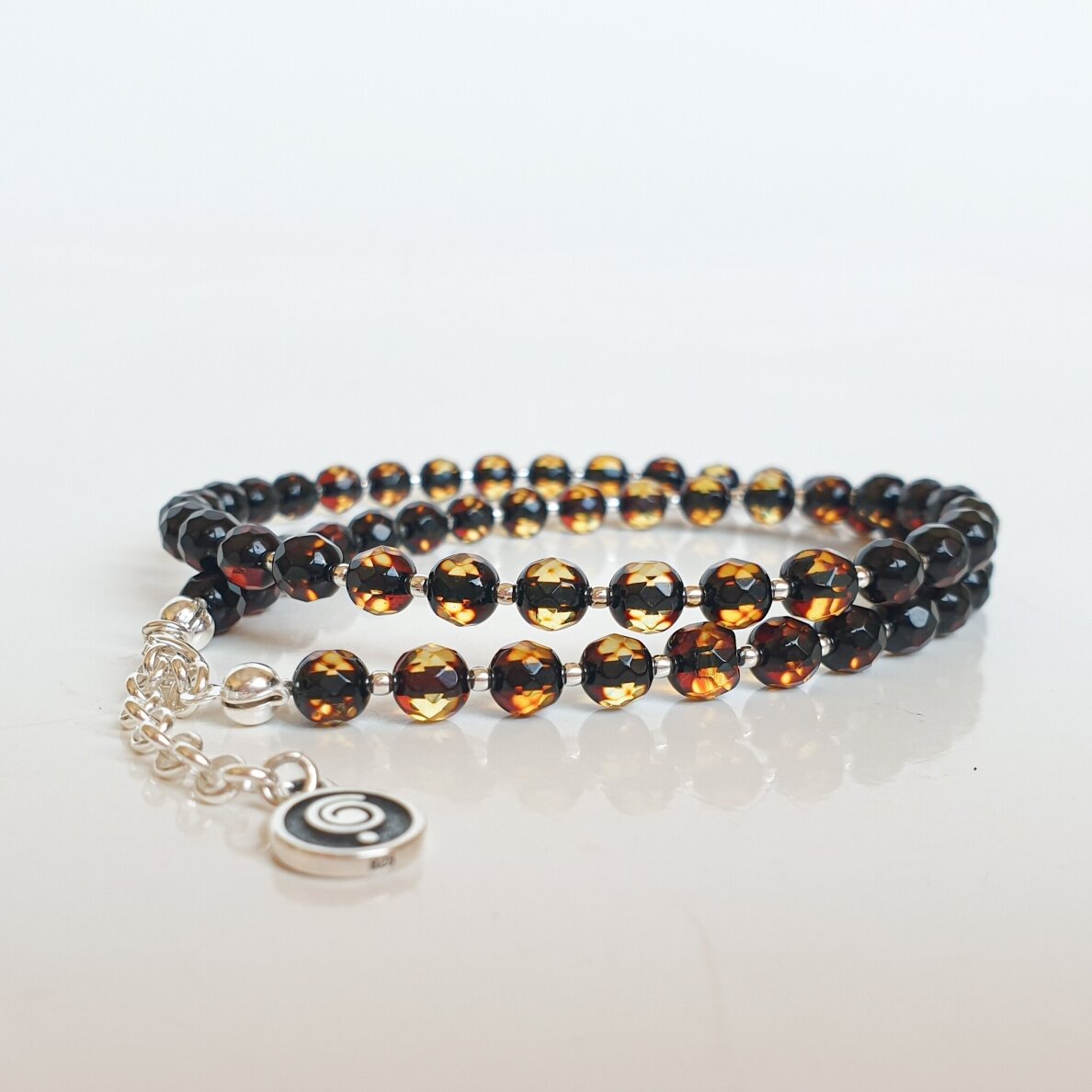 Natūralaus facetuoto (briaunuoto) Baltijos gintaro kolje 1