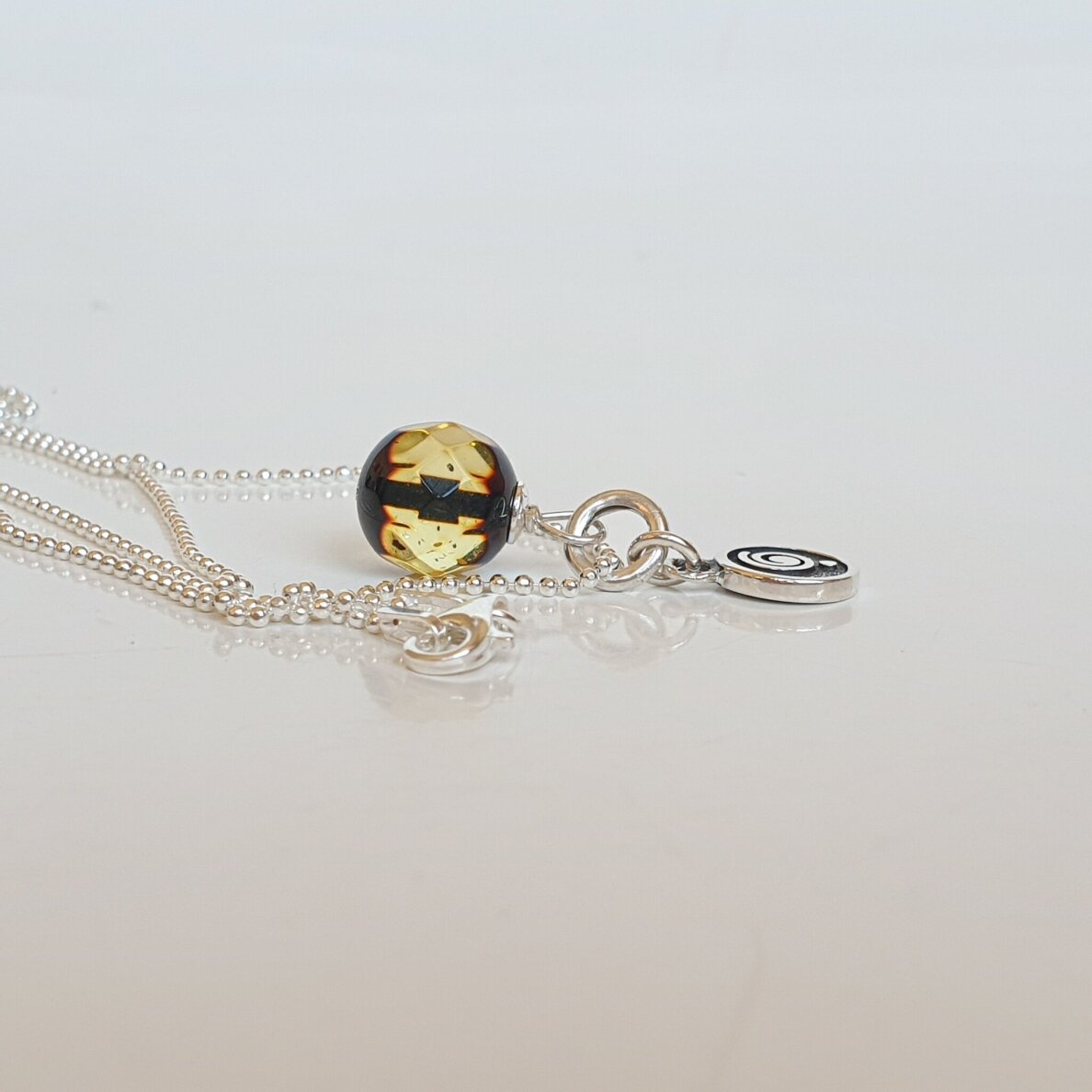 Natūralaus facetuoto (briaunuoto) Baltijos gintaro pakabukas 1 Natūralaus facetuoto (briaunuoto) Baltijos gintaro pakabukas 1