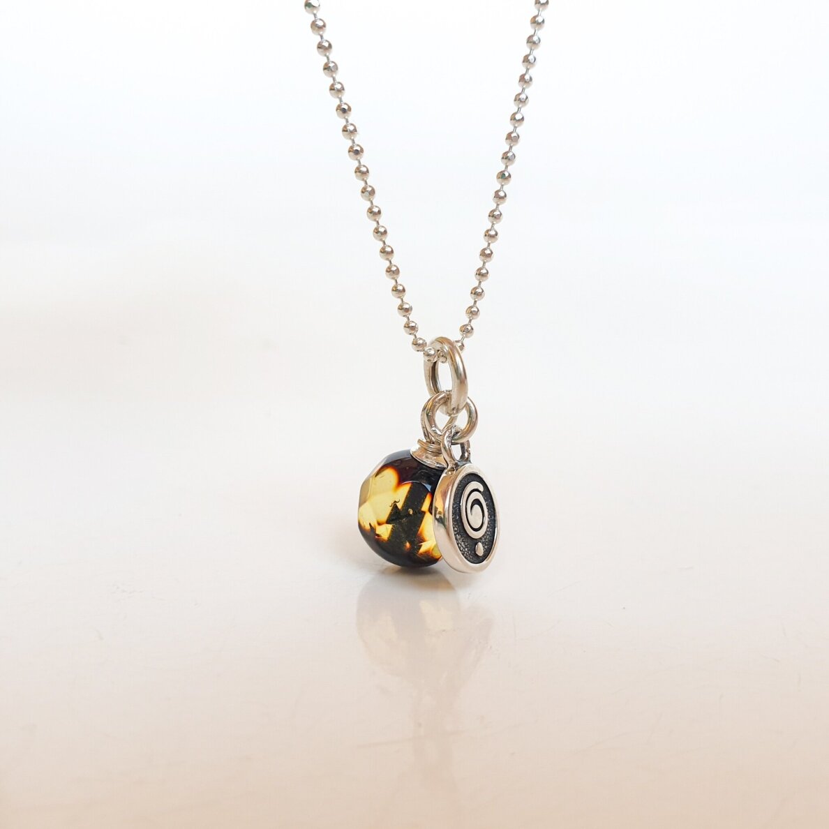 Natūralaus facetuoto (briaunuoto) Baltijos gintaro pakabukas 2