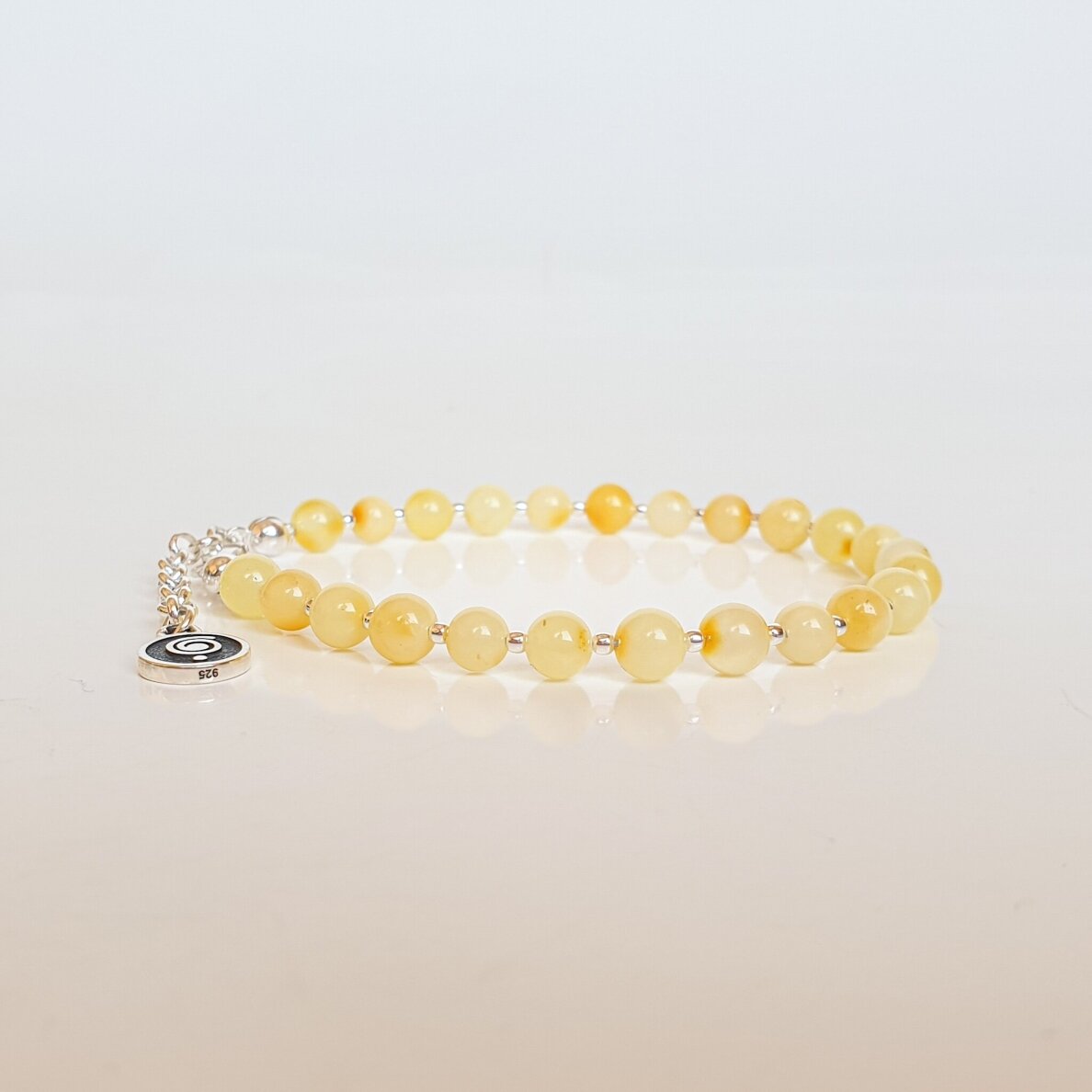 Natūralaus šviesaus Baltijos gintaro apyrankė 1