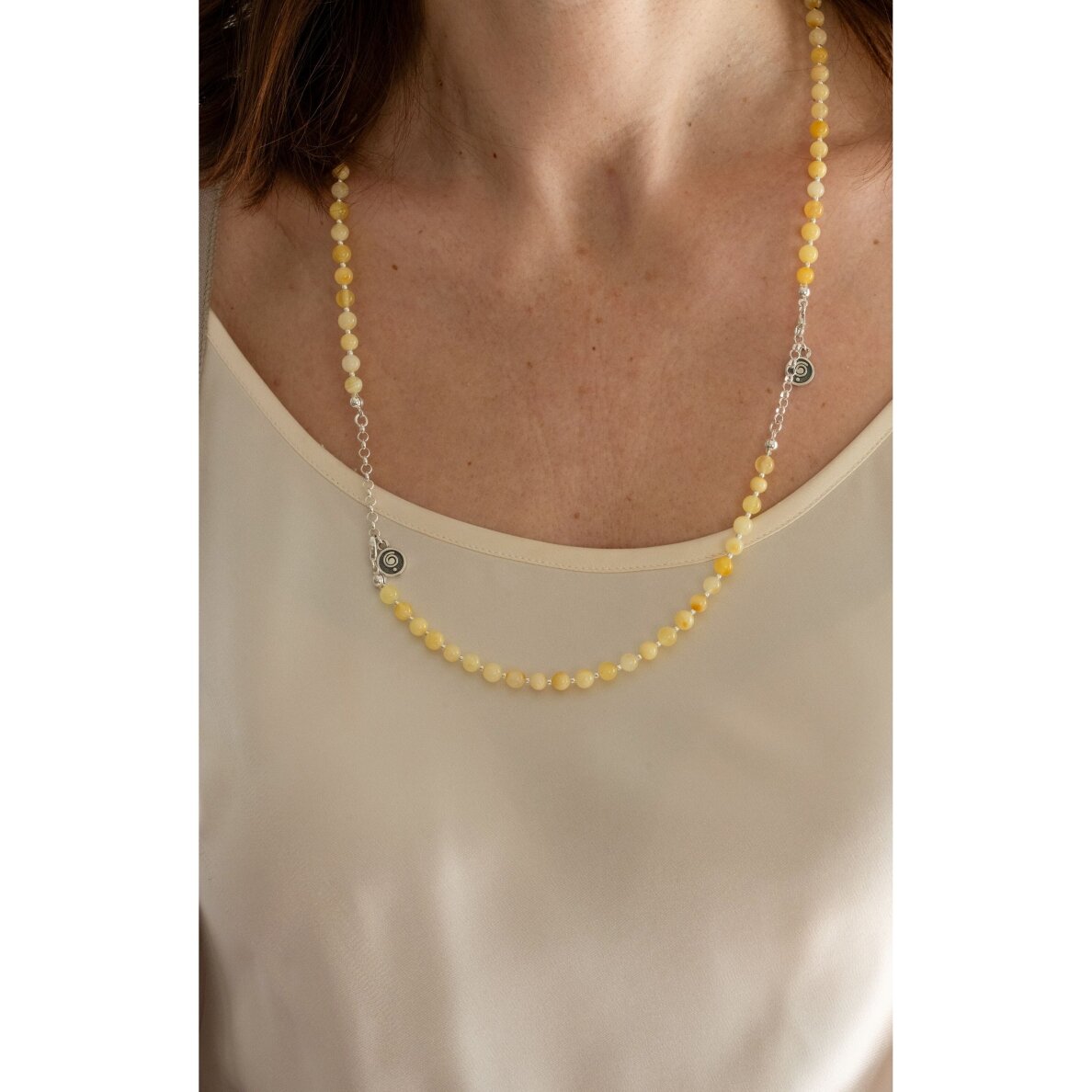 Natūralaus šviesaus Baltijos gintaro kolje