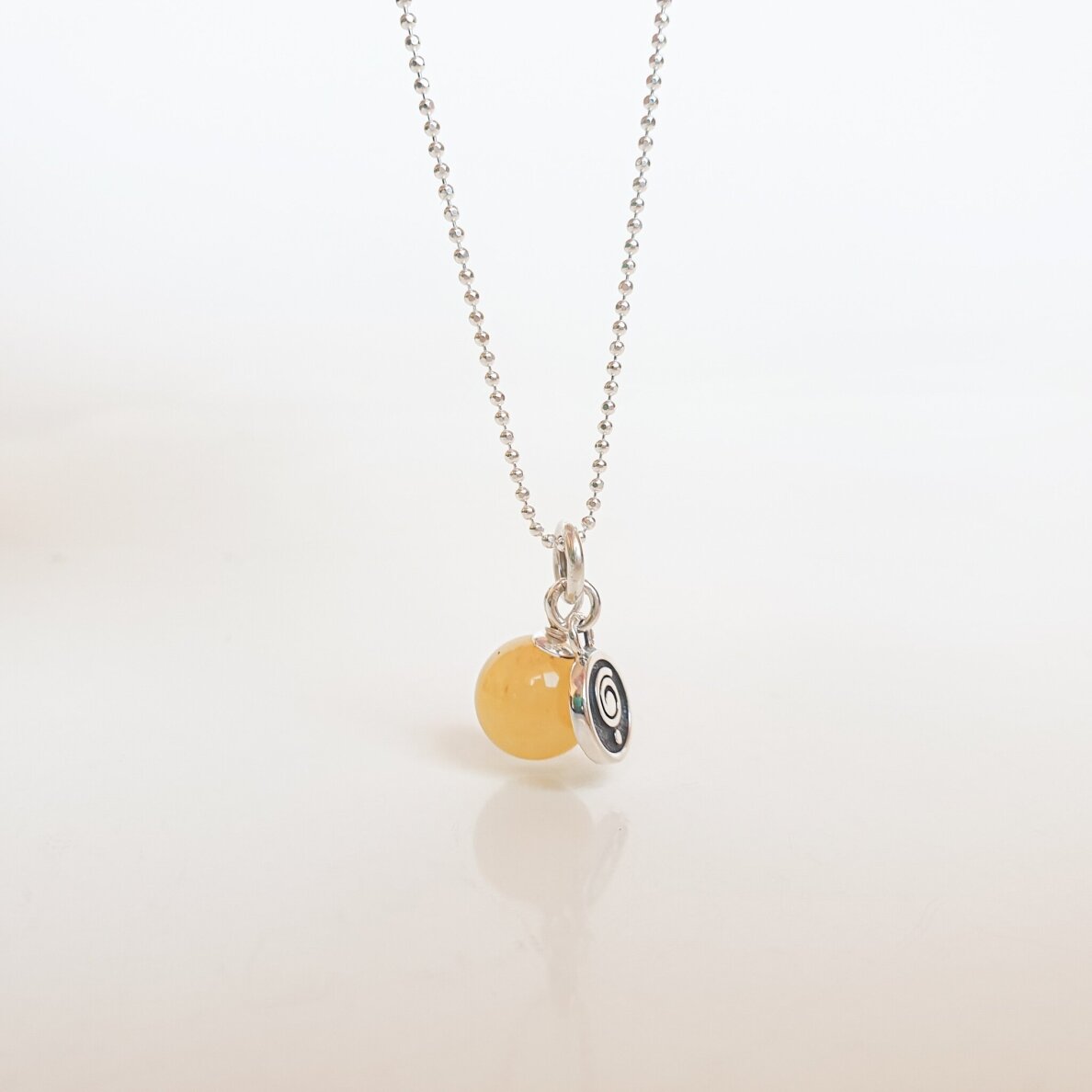 Natūralaus šviesaus Baltijos gintaro pakabukas 1 Natūralaus šviesaus Baltijos gintaro pakabukas 1