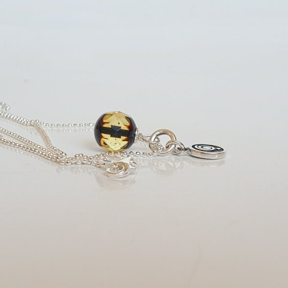 Natūralaus facetuoto (briaunuoto) Baltijos gintaro pakabukas 1