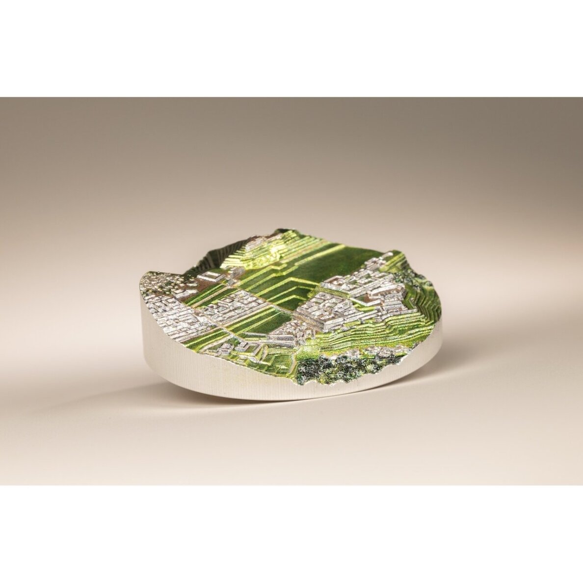 Sidabrinė spalvomis puošta moneta, imituojanti Maču Pikču 2