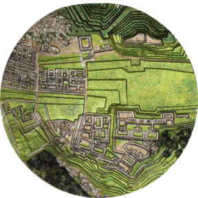 Sidabrinė spalvomis puošta moneta, imituojanti Maču Pikču