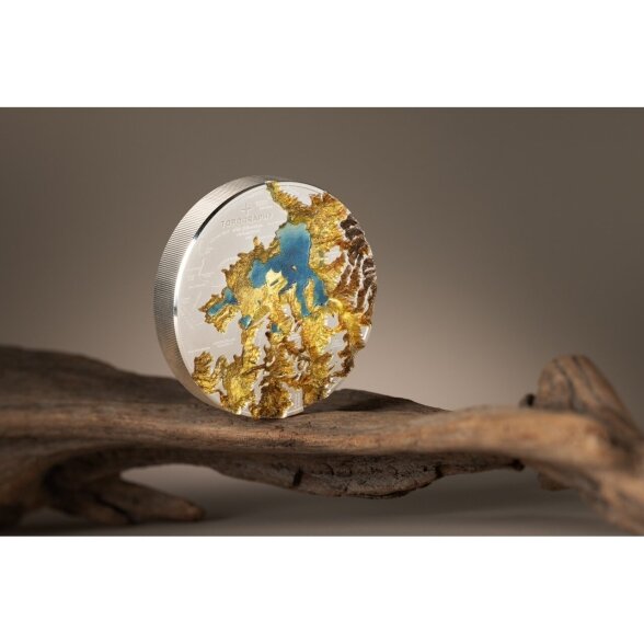 Sidabrinė spalvomis puošta moneta, imituojanti Jeloustouną 2